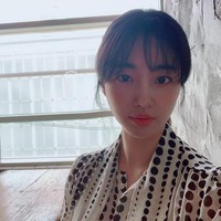 Dalam sebuah wawancara, Kim pun mengungkap rahasia awet mudanya. Wanita kelahiran Daegu, Korea Selatan itu mengaku menjaga penampilan dengan pilates dan pijat.  Foto: Instagram @sarangkim.love