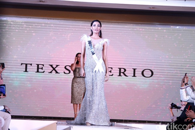 Ini penampilan Frederika dalam balutan evening gown karya Tex Saverio. Untuk pertama kalinya, desainer yang karyanya pernah dipakai Lady Gaga dan Jennifer Lawrence menciptakan gaun untuk dipakai perwakilan Indonesia di ajang Miss Universe. (Foto: Mohammad Abduh/detikcom)