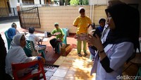 Selain pemeriksaan kesehatan, para dokter maupun perawat di puskesmas lansia tersebut juga kerap memberikan penyuluhan maupun sosialisasi mengenai menjaga kesehatan tubuh kepada para anggotanya tersebut.