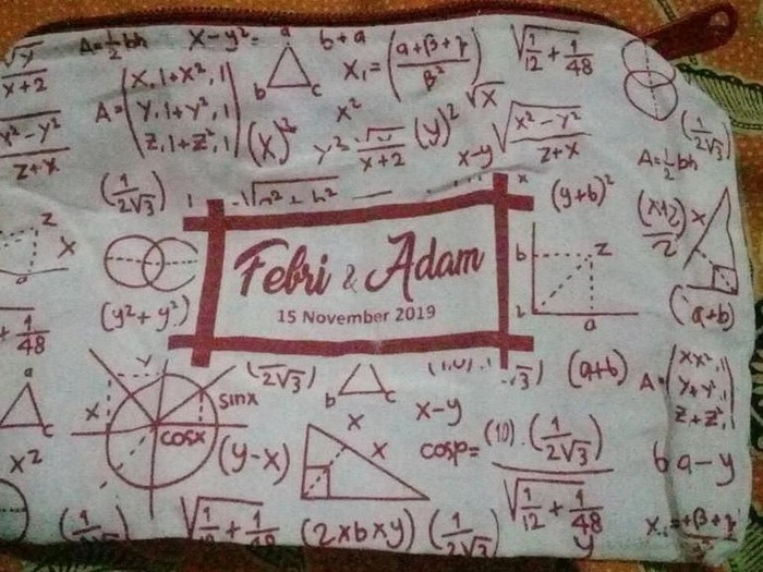 Suvenir pernikahan rumus matematika. Foto: Twitter @saiangkan Suvenir pernikahan rumus matematika. Foto: Twitter @saiangkan