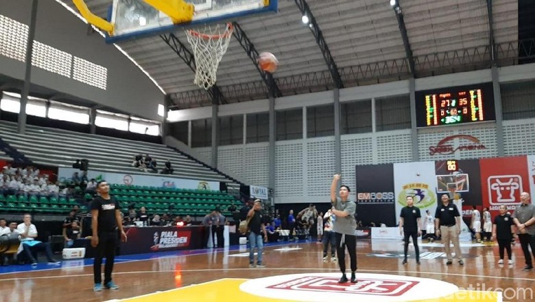 Aksi Gibran Saat Dampingi Menpora Buka Piala Presiden Basket Aksi Gibran Saat Dampingi Menpora Buka Piala Presiden Basket