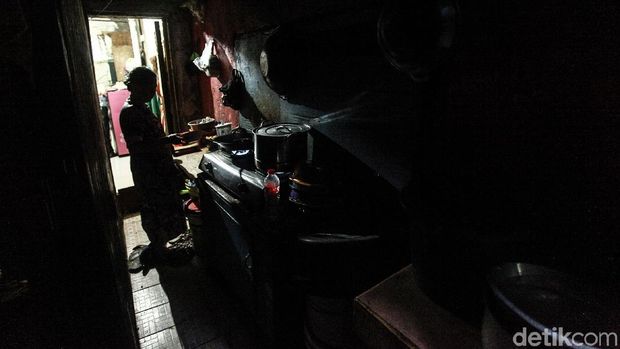 Kampung Venus merupakan salah satu permukiman terpadat di Tambora, Jakarta Barat. Di permukiman padat tersebut banyak gang atau jalan sempit layaknya labirin.