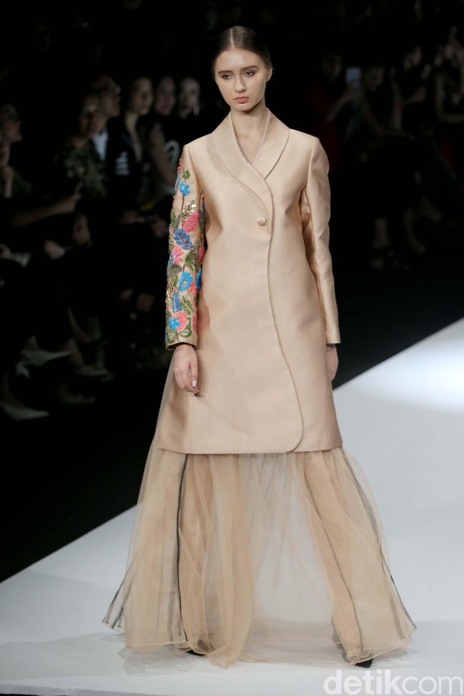 Fashion show koleksi terbaru Mel Ahyar bertema Skins menampilkan busana berbahan limbah di Jakarta Fashion Week 2020, Senayan City, Jakarta. Senin 28/10/2019]. Foto: Rachman Haryanto/detikcom