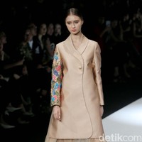 Fashion show koleksi terbaru Mel Ahyar bertema Skins menampilkan busana berbahan limbah di Jakarta Fashion Week 2020, Senayan City, Jakarta. Senin 28/10/2019]. Foto: Rachman Haryanto/detikcom