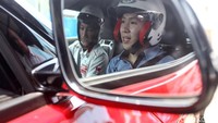 Selain wartawan, Marcus Gideon yang merupakan pembeli pertama mobil ini ikut menjajal Toyota GR Supra.