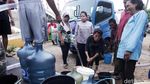Warga Cipayung Antre Air Bersih