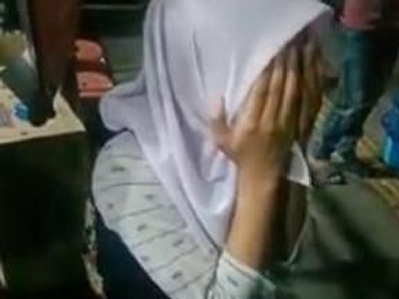 Sempat Diamankan Polisi, Siswi SMA Mobil Bergoyang Dipulangkan ke Keluarga Sempat Diamankan Polisi, Siswi SMA Mobil Bergoyang Dipulangkan ke Keluarga