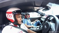 Ia mencoba beberapa lap, lalu bergantian dengan instruktur untuk merasakan sensasi ngebutnya mobil ini.