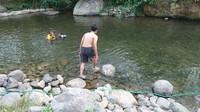 Di sini kalian bisa main air sampai puas. Aliran sungai yang jernih dan bebas dari sampah rumah tangga, dijamin akan membuat pengunjung betah berlama-lama. (Adhar Muttaqin/detikcom)