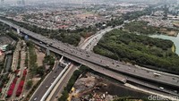 Begini penampakan infrastruktur dan arus lalu lintas di kawasan Cempaka Putih, Jakarta, Rabu (20/11/2019). Kawasan tersebut telah dilalui tol layang yang membentang dari Cawang hingga Tanjung Priok.