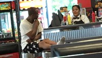 Pakai kaus kaki kotor, pengunjung restoran ini dengan santai menaikkan kakinya ke atas kursi dan meja lain. Foto: Istimewa