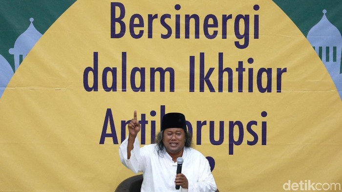 Ahmad Muwafiq atau dikenal sebagai Gus Muwafiq memberi tausiyah di depan pimpinan dan pegawai KPK.