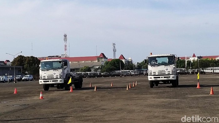 PT Jasa Marga (Persero) bersama Isuzu Astra Motor Indonesia menggelar sosialisasi dan edukasi Budaya Tertib Lalu Lintas kepada Pengguna Jalan Tol terhadap 40 pengemudi truk. Acara ini digelar di Isuzu Training Center Harapan Indah Bekasi, Jawa Barat, Selasa (19/11/2019).