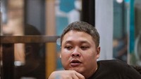 Berpose candid, ini momen Cecep Reza saat ngopi di sebuah kedai kopi. Tampak segelas kopi sudah bertengger di hadapannya. Foto: Instagram
