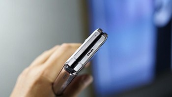 Samsung W20 5G punya bobot 276 gram.Foto: Sina Mobile
