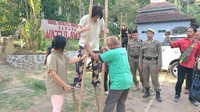 Traveler juga bisa nostalgia main aneka permainan tradisional yang nge-hits di era 80-an maupun 90-an. Mulai dari panahan, gasing tradisional hingga egrang. (Adhar Muttaqin/detikcom)