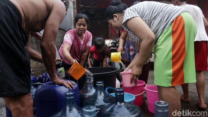 Warga Cipayung, Jakarta Timur, mendapat bantuan air bersih dari Pemprov DKI Jakarta. Mereka tampak mengantre untuk mendapatkan air bersih.