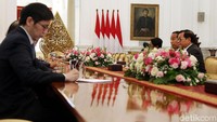Presiden Jokowi menerima parlemen Singapura dengan didampingi Menteri Luar Negeri Retno Marsudi dan Sekretaris Kabinet Pramono Anung.