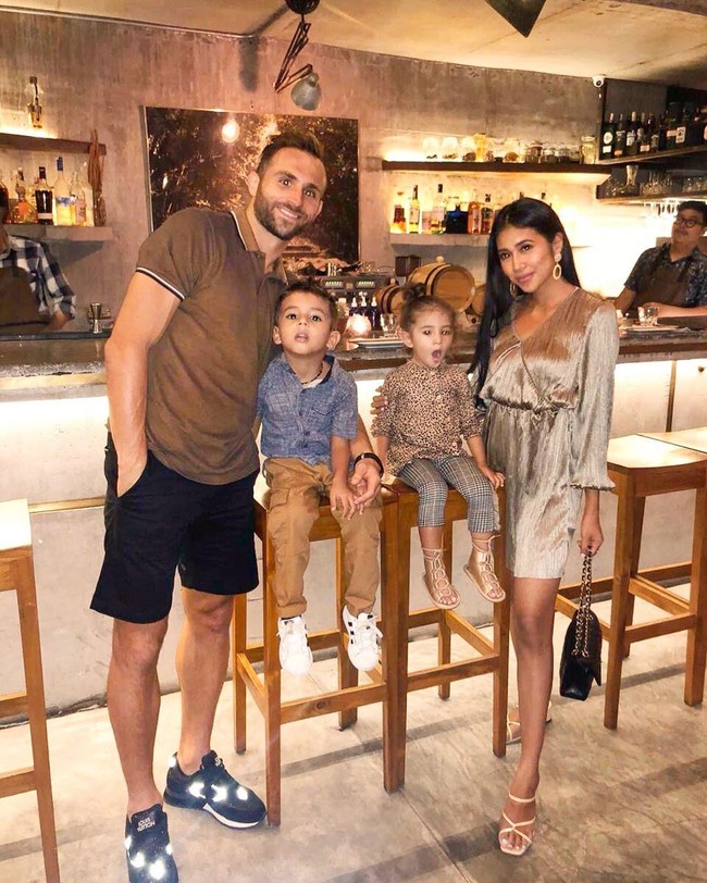 Inilah kebersamaan Spaso dan Lelhy di sebuah restoran di Bali. Mereka berkencan mengajak kedua buah hatinya.  Foto: Instagram @lelhyspaso