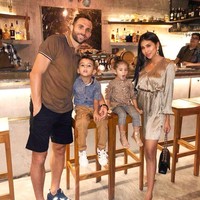 Inilah kebersamaan Spaso dan Lelhy di sebuah restoran di Bali. Mereka berkencan mengajak kedua buah hatinya.  Foto: Instagram @lelhyspaso