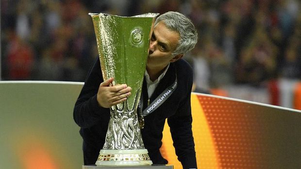 Sejak di Porto, Jose Mourinho selalu memberikan trofi untuk klubnya.