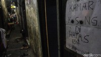 Rumah-rumah di kawasan Kampung Venus sebagian adalah rumah petak yang dikontrakkan.
