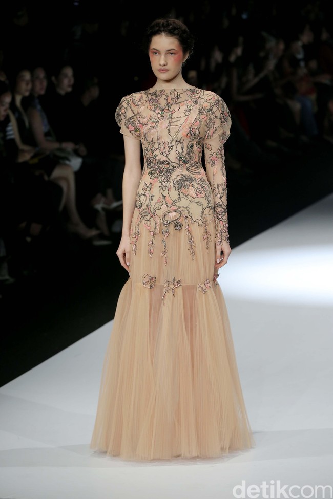 Fashion show koleksi terbaru Mel Ahyar bertema Skins menampilkan busana berbahan limbah di Jakarta Fashion Week 2020, Senayan City, Jakarta. Senin 28/10/2019]. Foto: Rachman Haryanto/detikcom