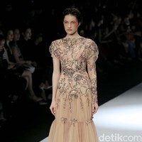 Fashion show koleksi terbaru Mel Ahyar bertema Skins menampilkan busana berbahan limbah di Jakarta Fashion Week 2020, Senayan City, Jakarta. Senin 28/10/2019]. Foto: Rachman Haryanto/detikcom