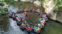 Tak hanya itu, pengunjung yang suka rekreasi memacu adrenalin, bisa coba main river tubing atau berseluncur di aliran sungai menggunakan ban pelampung. (Adhar Muttaqin/detikcom)