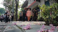 Setelah mereka memberikan ucapan selamat ulang tahun, Risma mengajak mereka menuju ke Jalan Mayjend Sungkono. Risma mengajak mereka untuk menikmati bunga tabebuya yang tengah bermekaran.