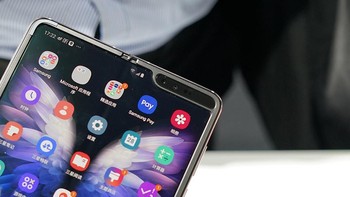 Di bagian dalam, vendor asal Korea Selatan itu menyematkan kamera berukuran 10 MP Dual Pixel dengan aperture f/1.9, serta kamera 8 MP depth sensor. Foto: Sina Mobile