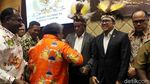 Kepala Daerah Papua Pakai Topi Rumbai Saat Rapat di DPR