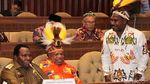 Kepala Daerah Papua Pakai Topi Rumbai Saat Rapat di DPR