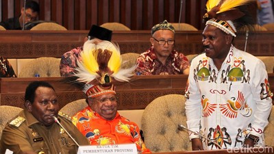 Kepala Daerah Papua Pakai Topi Rumbai Saat Rapat di DPR