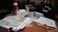 Sementara itu, Laode M Syarif menyebut dua komisioner lain yaitu Alex Marwata dan Basaria Pandjaitan mendukung langkah judicial review UU KPK meski tak ikut menjadi pemohon.