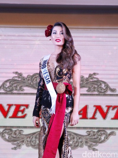 Puteri Indonesia 2019 Frederika Alexis Cull tampil anggun meski sempat terpeleset di Preliminary Competition Miss Universe 2019 Foto: Mohammad Abduh/detikcom Puteri Indonesia 2019 Frederika Alexis Cull tampil anggun meski sempat terpeleset di Preliminary Competition Miss Universe 2019 Foto: Mohammad Abduh/detikcom