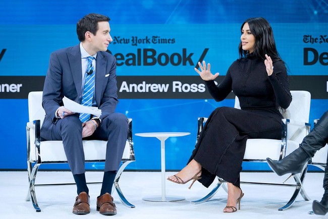 Ini bukan kali pertama Kim terlihat memakai busana tertutup dalam sebulan terakhir.  Saat menjadi bintang tamu di talkshow yang digelar The New York Times, ibu empat anak ini muncul dalam balutan gaun hitam lengan panjang. (Foto: Getty Images)