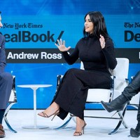 Ini bukan kali pertama Kim terlihat memakai busana tertutup dalam sebulan terakhir.  Saat menjadi bintang tamu di talkshow yang digelar The New York Times, ibu empat anak ini muncul dalam balutan gaun hitam lengan panjang. (Foto: Getty Images)