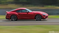 Toyota GR Supra menggendong mesin dengan konfigurasi 3.000 cc turbo 6-silinder segaris, dikombinasi transmisi 8-speed Sport Automatic. Mesin itu bisa menghasilkan tenaga maksimal sebesar 340 PS yang dicapai pada putaran mesin 5.000-6.500 rpm dan torsi maksimal sekitar 500 Nm pada putaran 1.600-4.500 rpm. Foto: Rifkianto Nugroho