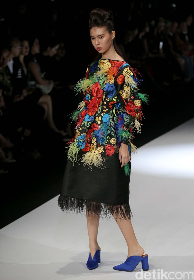 Fashion show koleksi terbaru Mel Ahyar bertema Skins menampilkan busana berbahan limbah di Jakarta Fashion Week 2020, Senayan City, Jakarta. Senin 28/10/2019]. Foto: Rachman Haryanto/detikcom