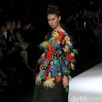 Fashion show koleksi terbaru Mel Ahyar bertema Skins menampilkan busana berbahan limbah di Jakarta Fashion Week 2020, Senayan City, Jakarta. Senin 28/10/2019]. Foto: Rachman Haryanto/detikcom