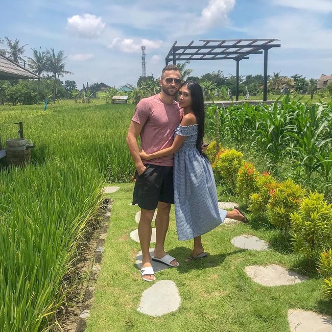 Setiap foto yang diunggah bersama, kerap kali menuai komentar positif. Keduanya dipuji sebagai pasangan serasi dan harmonis.  Foto: Instagram @lelhyspaso