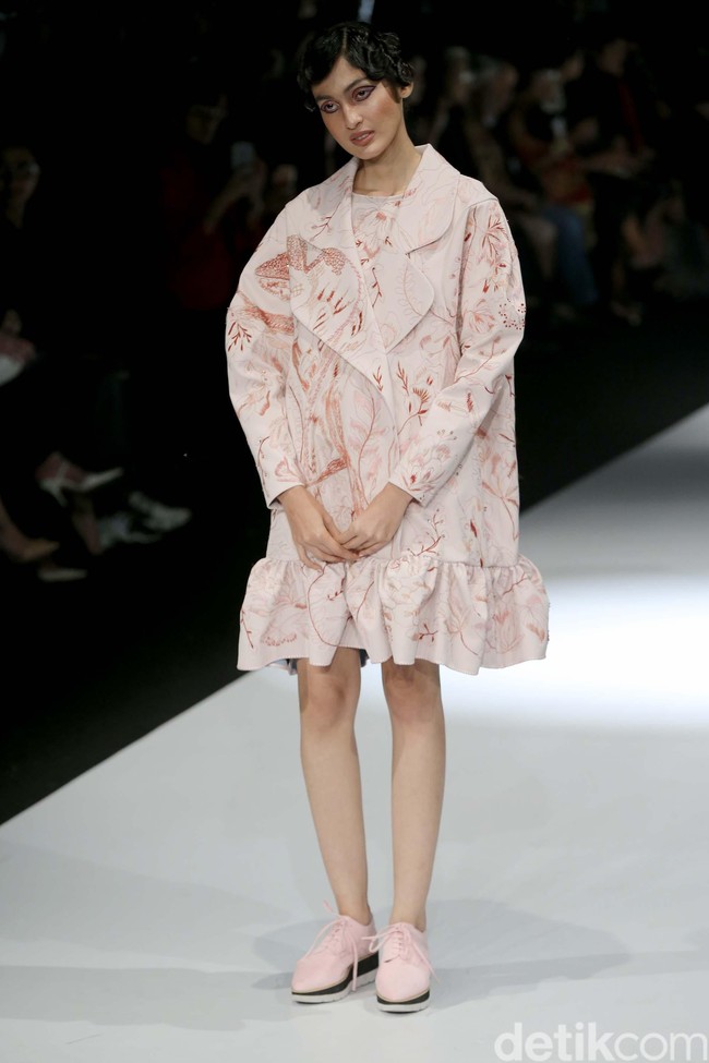 Fashion show koleksi terbaru Mel Ahyar bertema Skins menampilkan busana berbahan limbah di Jakarta Fashion Week 2020, Senayan City, Jakarta. Senin 28/10/2019]. Foto: Rachman Haryanto/detikcom
