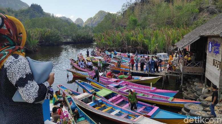 Perayaan Maulid Nabi Muhammad SAW di Rammang-rammang, Maros (Foto: Moehammad Bakrie/detikcom) Perayaan Maulid Nabi Muhammad SAW di Rammang-rammang, Maros (Foto: Moehammad Bakrie/detikcom)
