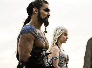 Cerita Emilia Clarke saat Jalani Adegan Intim dengan Jason Momoa