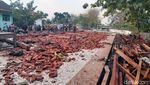 Puing-puing Aula SMKN 1 Miri Sragen yang Ambruk Diterjang Angin