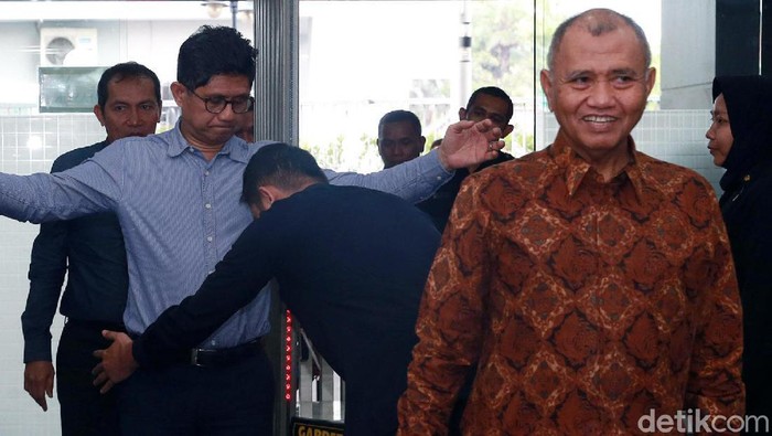 Tiga pimpinan KPK menyambangi Mahkamah Konstitusi (MK). Mereka mengajukan judicial review terhadap UU KPK nomor 19 tahun 2019.