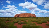 Batu besar Uluru di Australia tidak boleh lagi didaki pengunjung mulai 25 Oktober 2019. Hal ini karena pengunjung yang tidak menghargai batu sakral bagi orang Aborigin itu. (iStock)