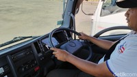 Selain pelatihan, para pengemudi juga melaksanakan kegiatan praktik defensive and responsible driving.