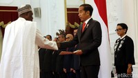 Para dubes menyalami dan menyerahkan surat kepercayaan kepada Jokowi.